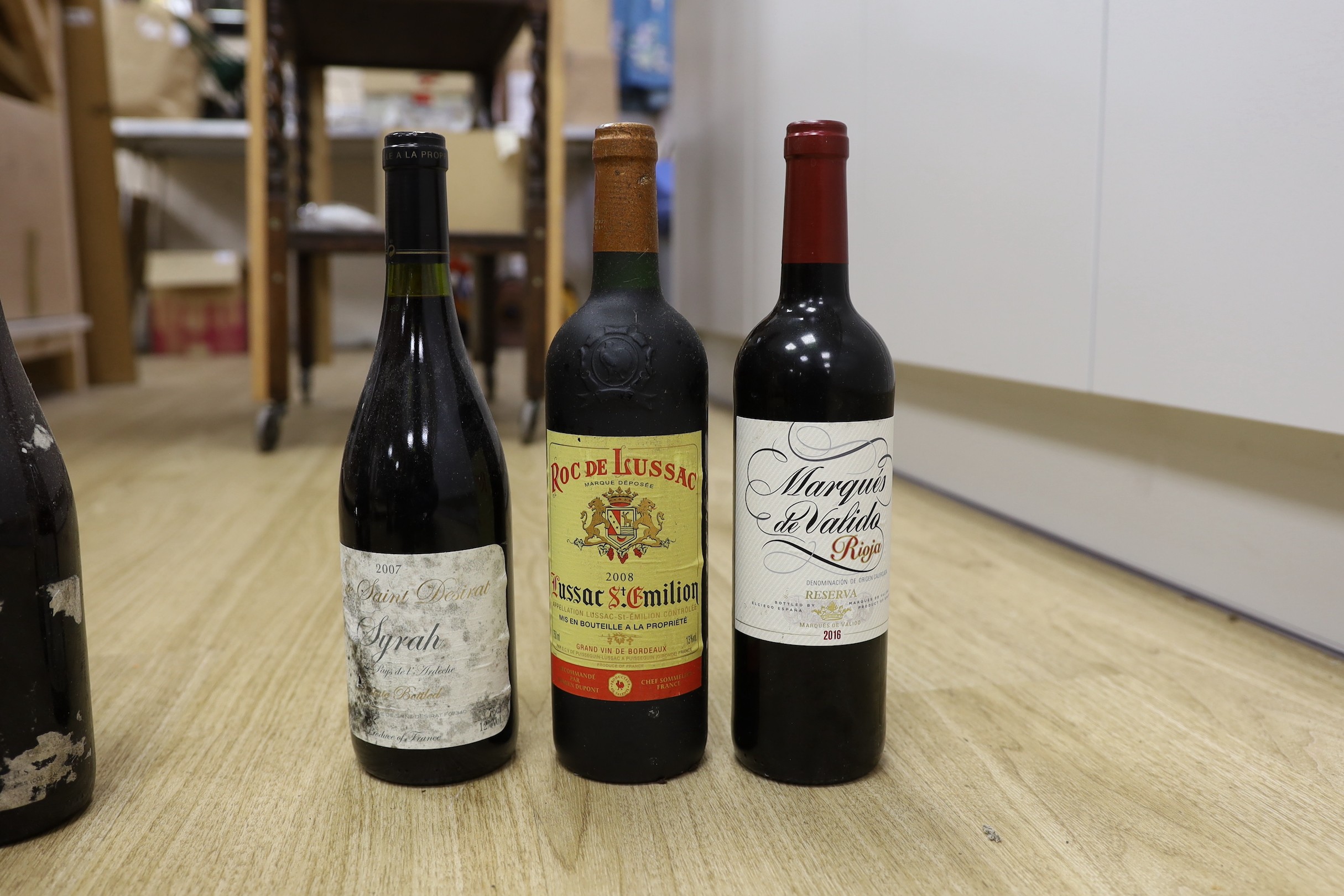 Eleven bottles of wine, to include a 75cl bottle of 2016 Marqués de Valido, a 75cl bottle of 1989 Chateau Richet Margaux, and others